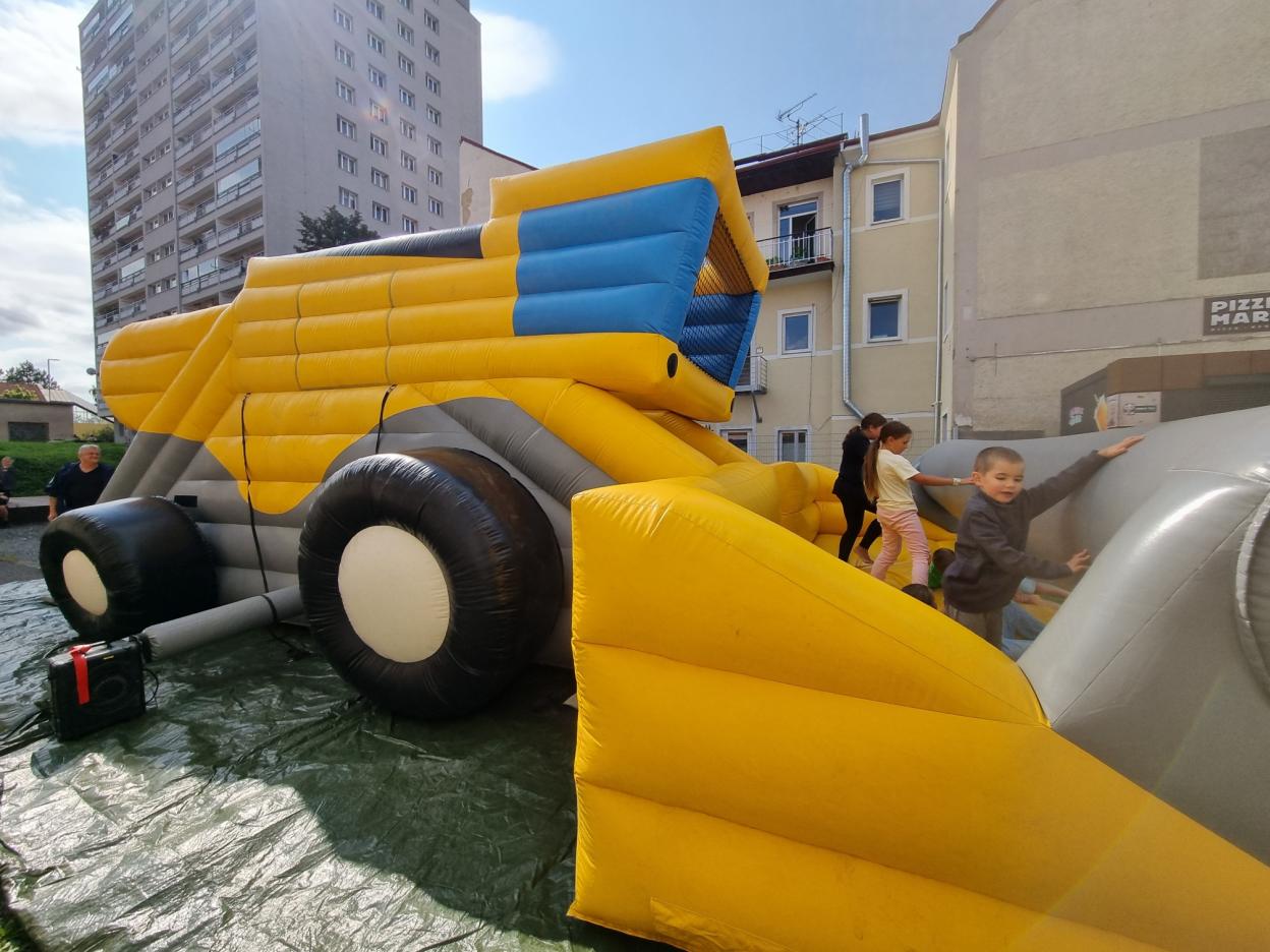 Kombajn nafukovací atrakce