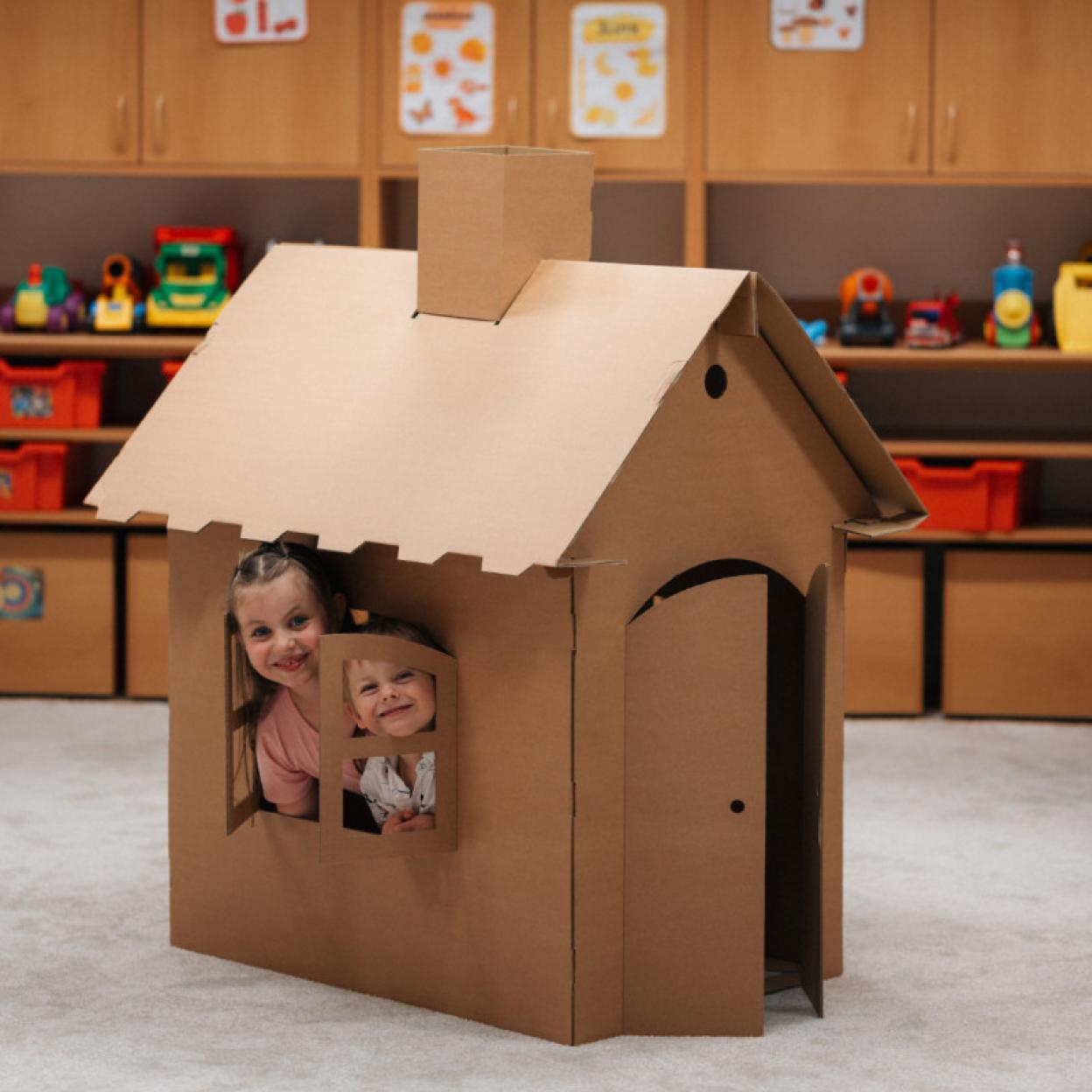 Kreativní velké kartony s malířkou - promotérkou