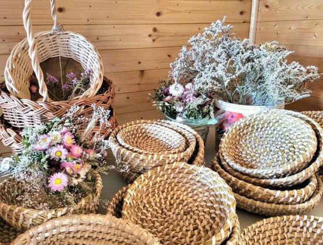 Pletení ošatek ze slámy