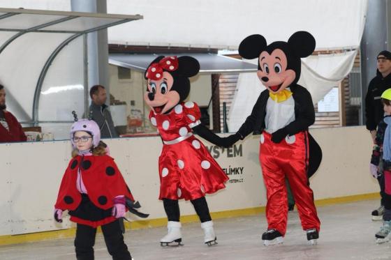 Kluziště - maskoti animátoři na bruslích